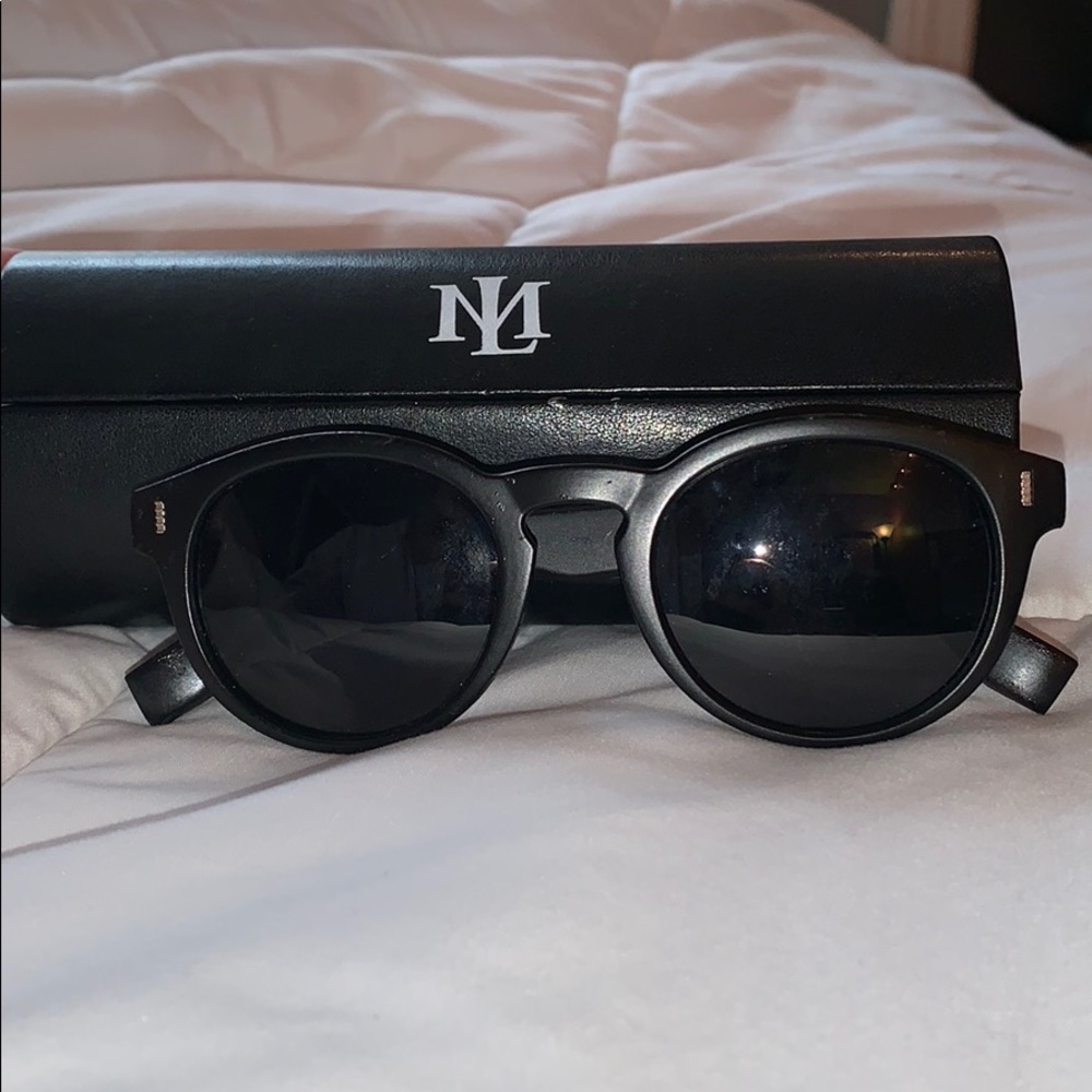 Modern luxuri sunglasses